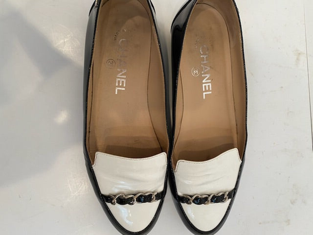 Chanel White Black Chain Patent Leather Loafers Flat Shoes EU 38 US 7.5/8 Narrow