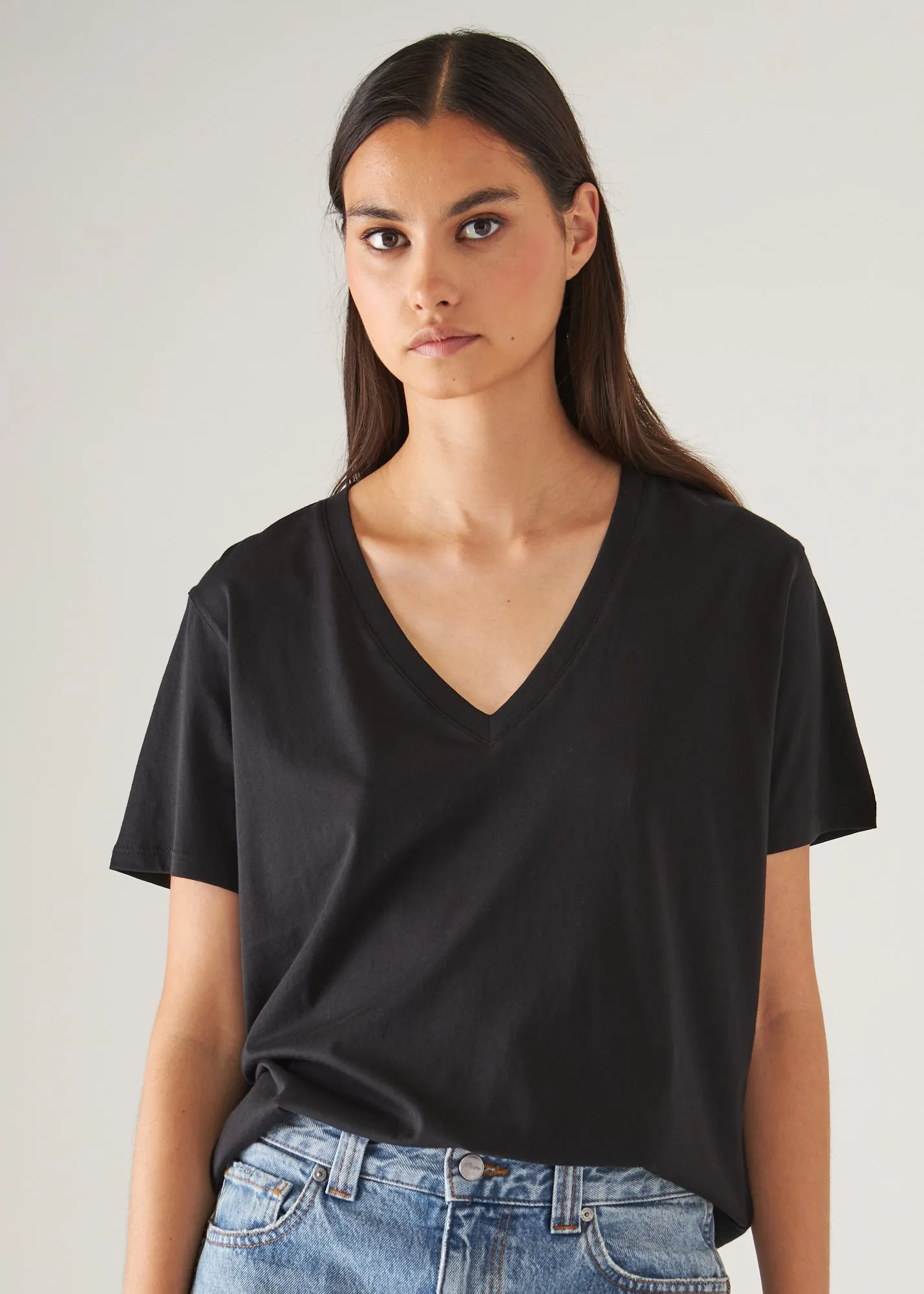 LIGHTWEIGHT PIMA COTTON  BOYFRIEND V-NECK T-SHIRT