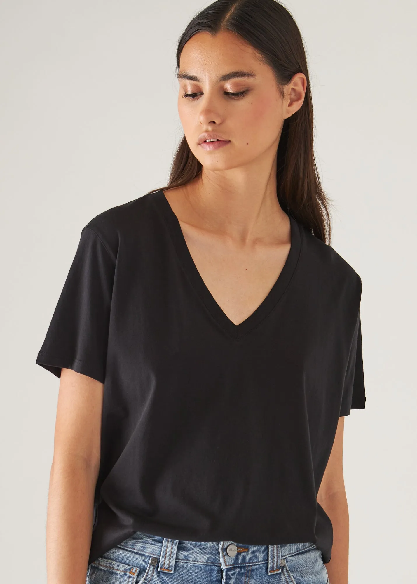 LIGHTWEIGHT PIMA COTTON  BOYFRIEND V-NECK T-SHIRT