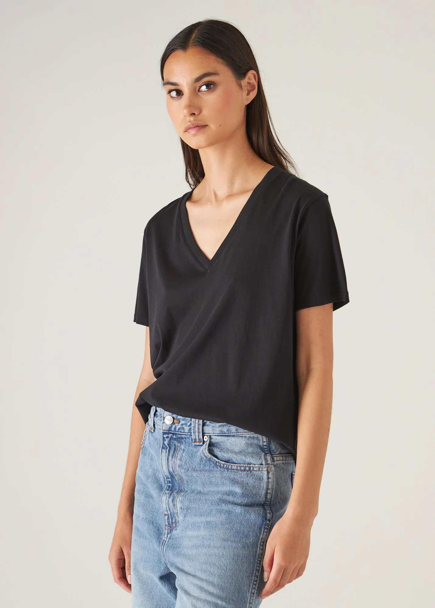 LIGHTWEIGHT PIMA COTTON  BOYFRIEND V-NECK T-SHIRT