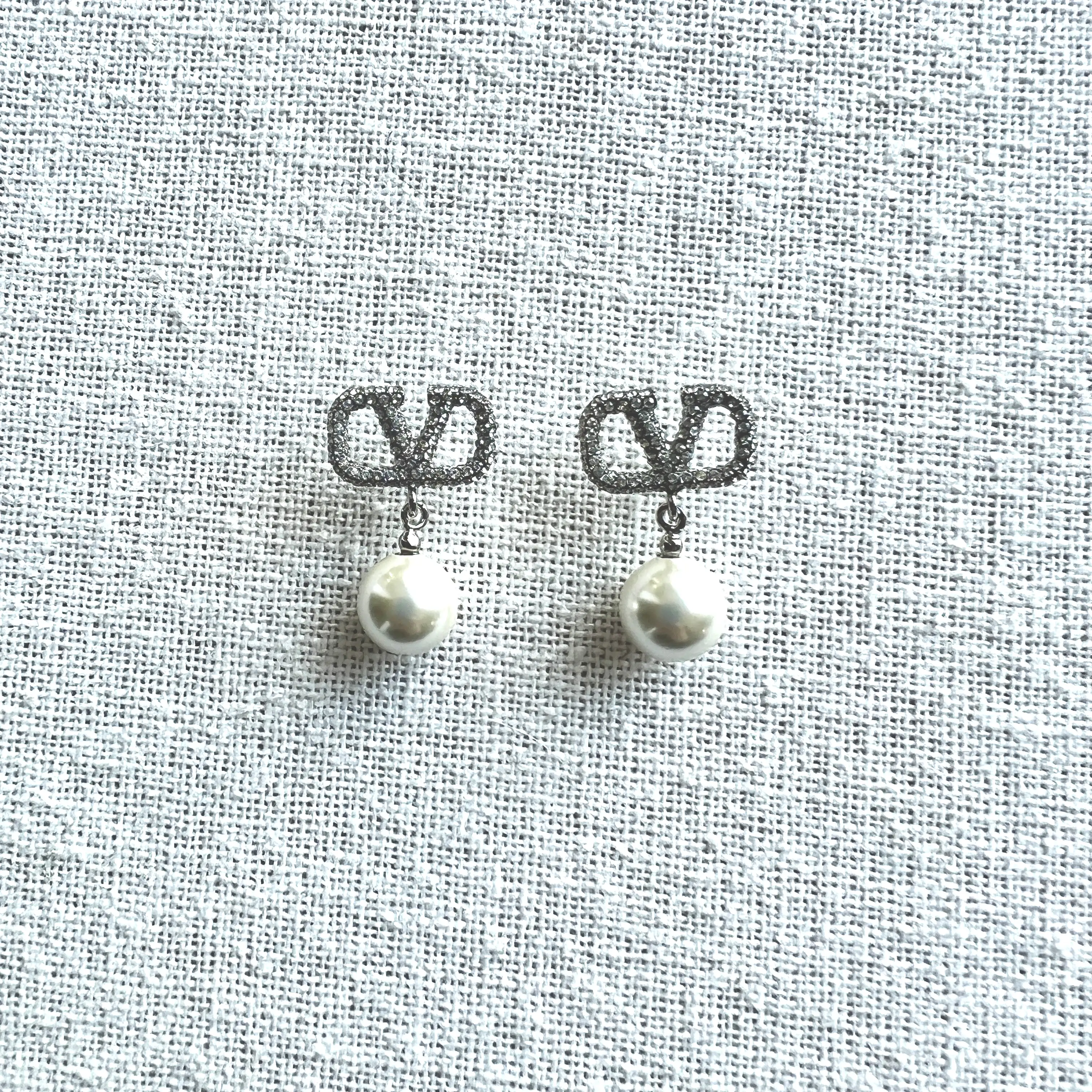 VLogo Pearl Drop Earrings, Palladium